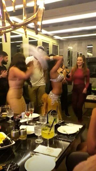 Galatasaraylı futbolcular derbi sonrası dansöz oynattı!