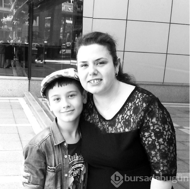 Ebru Gündeş'in yıllardır görüşmediği bir kız kardeşi olduğunu duyan şaşıp kalıyor!