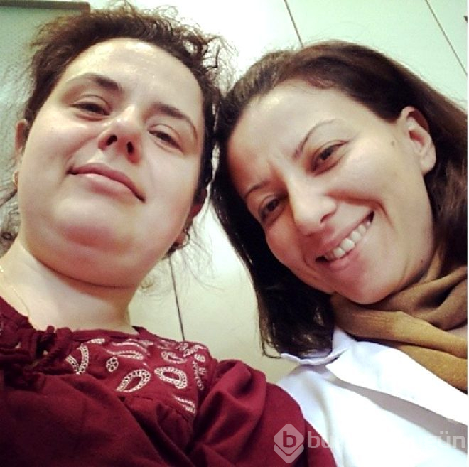 Ebru Gündeş'in yıllardır görüşmediği bir kız kardeşi olduğunu duyan şaşıp kalıyor!