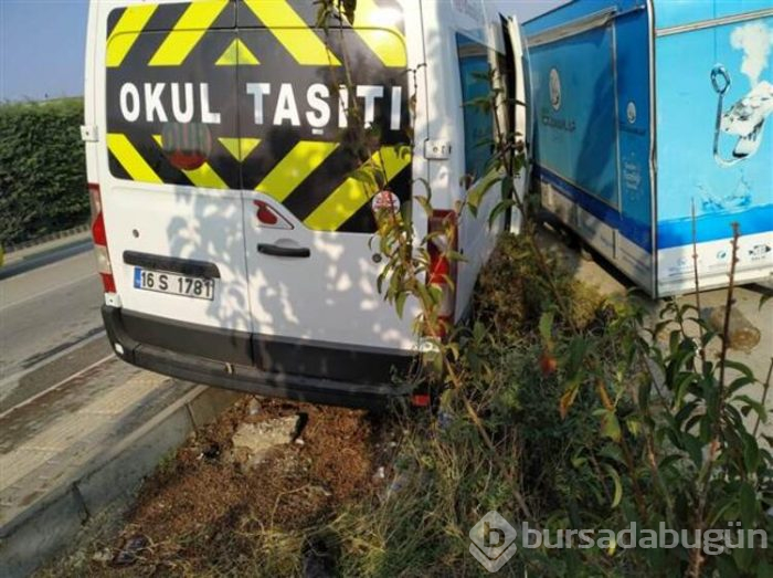 Bursa'da servis minibüsü öğrencilerin arasına girdi!