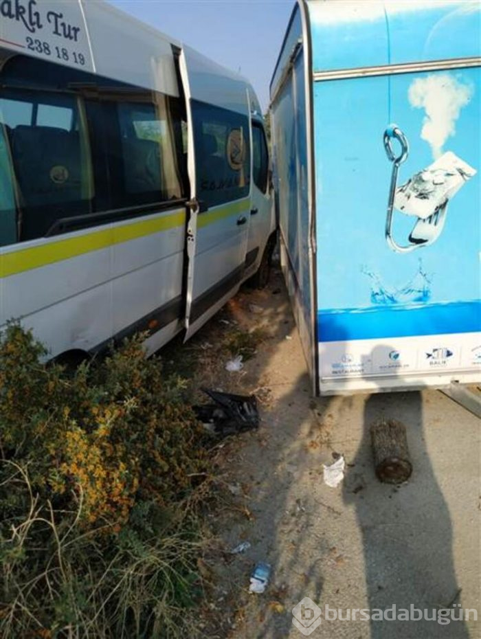 Bursa'da servis minibüsü öğrencilerin arasına girdi!