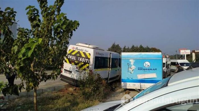 Bursa'da servis minibüsü öğrencilerin arasına girdi!
