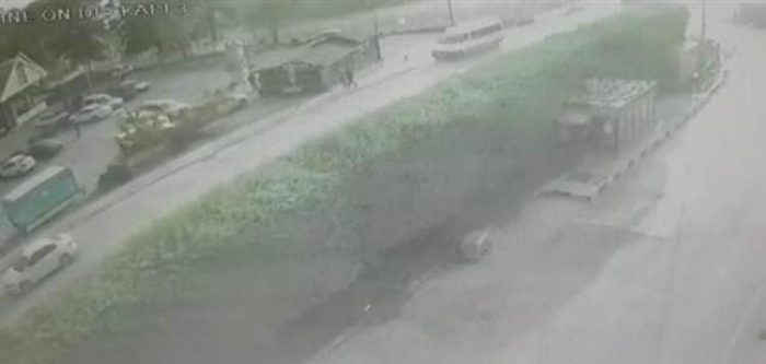 Bursa'da servis minibüsü öğrencilerin arasına girdi!