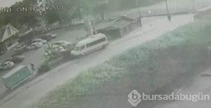 Bursa'da servis minibüsü öğrencilerin arasına girdi!