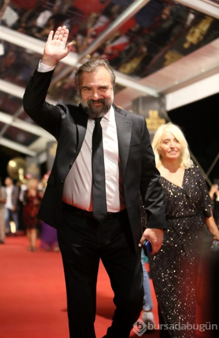 Hazar Ergüçlü, göğüs dekoltesiyle Altın Portakal'da!