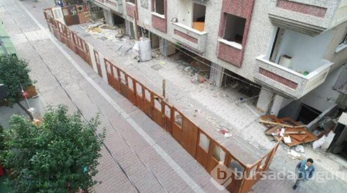 Avcılar'da riskli binada "kapılı" önlem