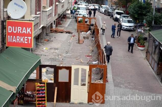Avcılar'da riskli binada "kapılı" önlem