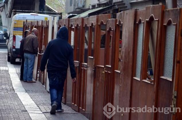 Avcılar'da riskli binada "kapılı" önlem