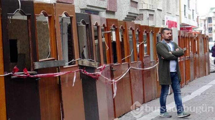 Avcılar'da riskli binada "kapılı" önlem