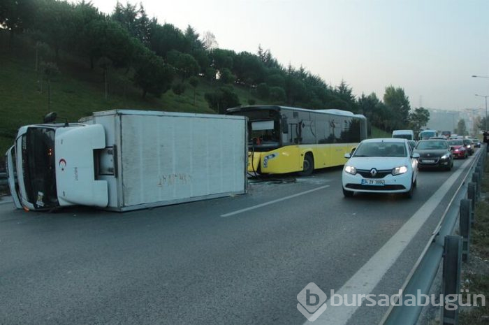 Kağıthane'de İETT otobüsü kamyonete çarptı