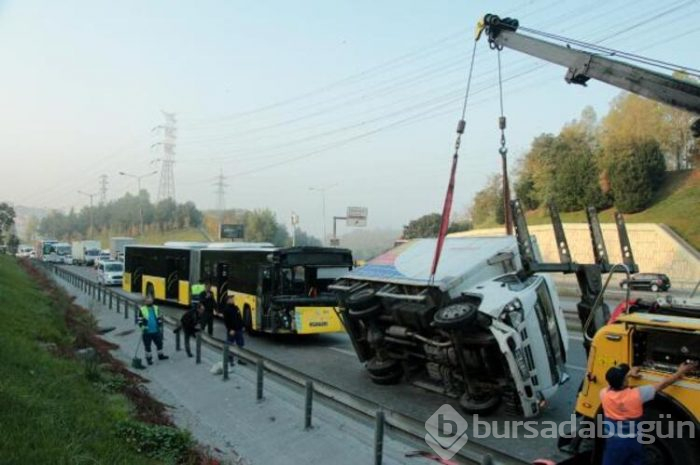 Kağıthane'de İETT otobüsü kamyonete çarptı