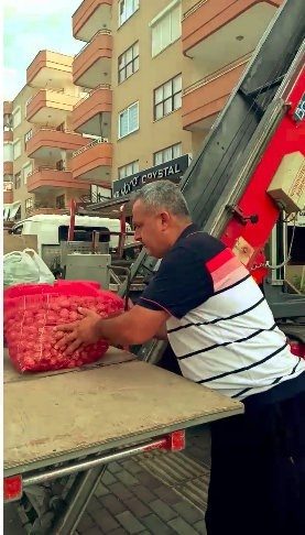 Asansörü olmayan binadaki dairesine pazar alışverişini vinç yardımıyla çıkardı!
