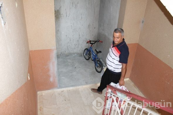 Asansörü olmayan binadaki dairesine pazar alışverişini vinç yardımıyla çıkardı!