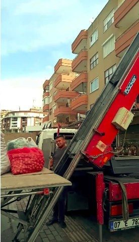 Asansörü olmayan binadaki dairesine pazar alışverişini vinç yardımıyla çıkardı!