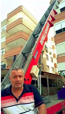 Asansörü olmayan binadaki dairesine pazar alışverişini vinç yardımıyla çıkardı!