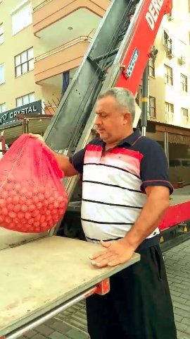 Asansörü olmayan binadaki dairesine pazar alışverişini vinç yardımıyla çıkardı!