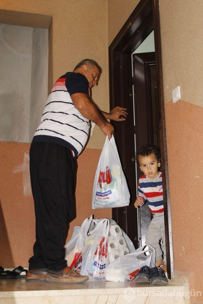 Asansörü olmayan binadaki dairesine pazar alışverişini vinç yardımıyla çıkardı!