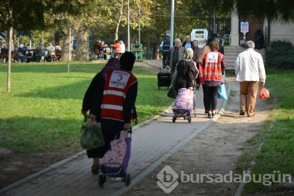 Bursa'da pazardan dönen yaşlılara öyle bir sürpriz yaptılar ki!
