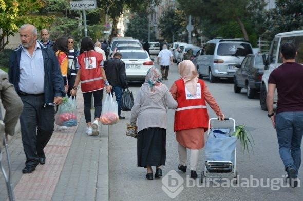 Bursa'da pazardan dönen yaşlılara öyle bir sürpriz yaptılar ki!