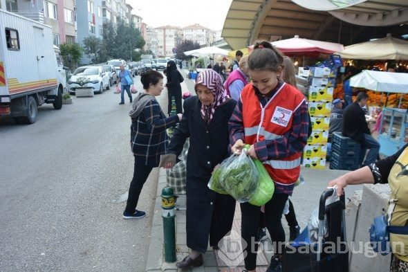 Bursa'da pazardan dönen yaşlılara öyle bir sürpriz yaptılar ki!