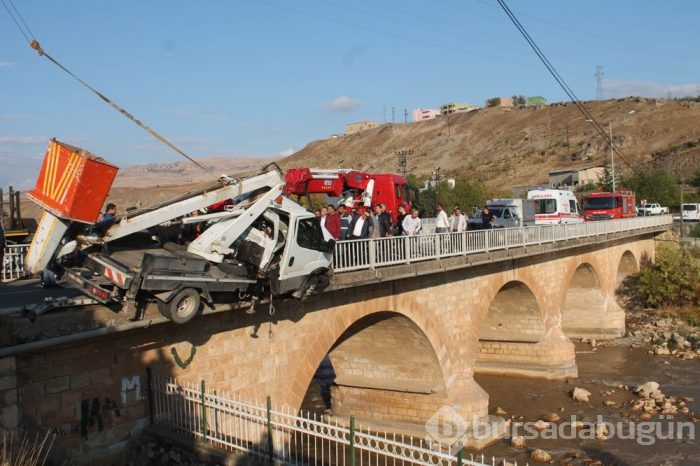 Siirt'te sepetli vinç köprüde asılı kaldı: 2 yaralı