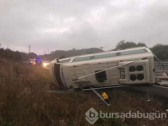 İşçilerini taşıyan minibüs devrildi!
