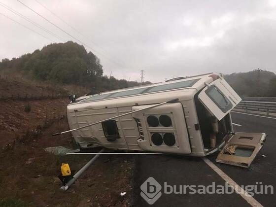 İşçilerini taşıyan minibüs devrildi!