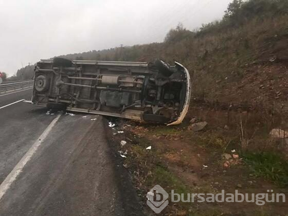İşçilerini taşıyan minibüs devrildi!