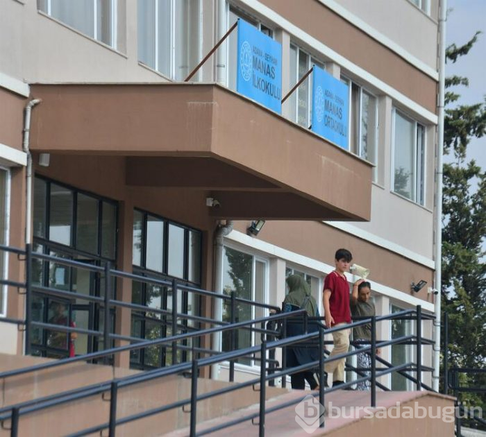 Okulda hareketli anlar... 3'üncü kattan öğrenci düştü!
