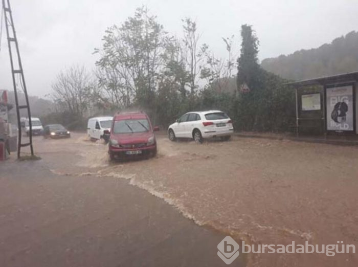 İstanbul'da sağanak yağış etkili oldu! Vatandaşlar zor anlar yaşadı!