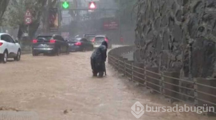 İstanbul'da sağanak yağış etkili oldu! Vatandaşlar zor anlar yaşadı!