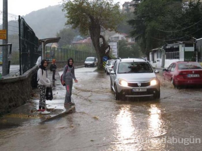 İstanbul'da sağanak yağış etkili oldu! Vatandaşlar zor anlar yaşadı!