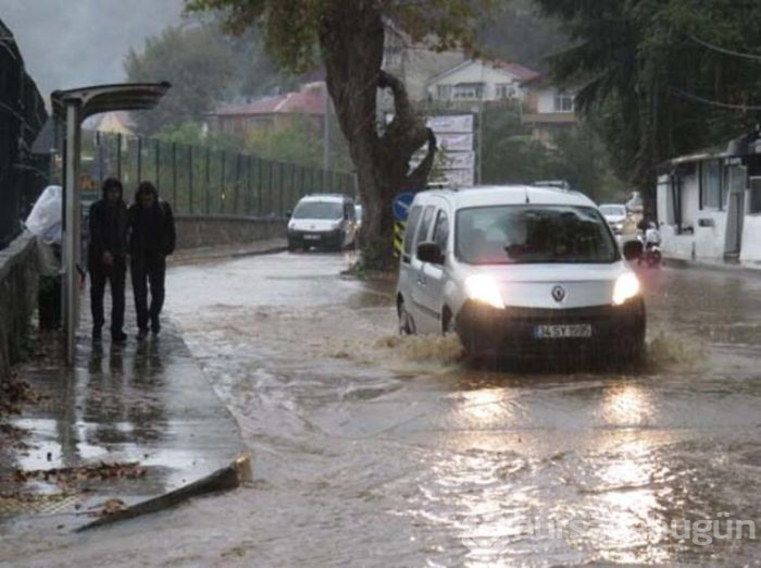 İstanbul'da sağanak yağış etkili oldu! Vatandaşlar zor anlar yaşadı!