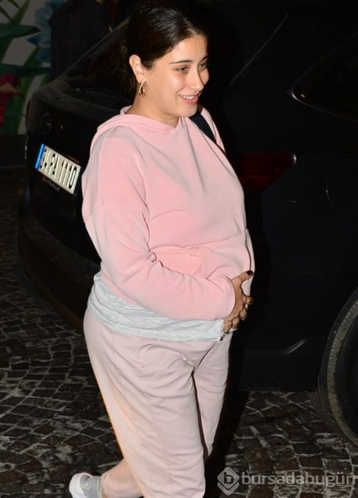Anne adayı Hazal Kaya yogaya başladı