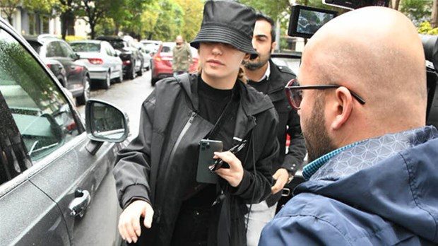 Makyajsız halini göstermemek için kaçtı