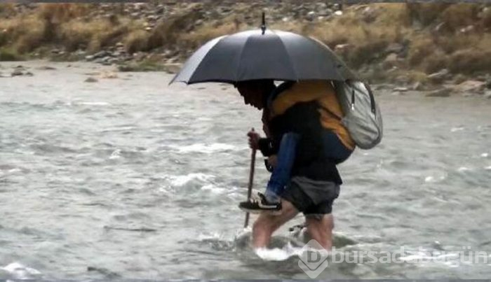 2 çocuğunu her gün sırtında taşıyıp okul servisine ulaştırıyor!
