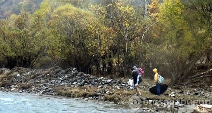 2 çocuğunu her gün sırtında taşıyıp okul servisine ulaştırıyor!