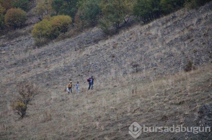 2 çocuğunu her gün sırtında taşıyıp okul servisine ulaştırıyor!