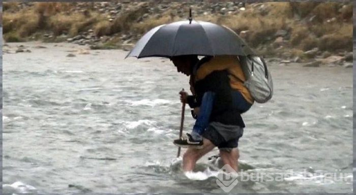 2 çocuğunu her gün sırtında taşıyıp okul servisine ulaştırıyor!