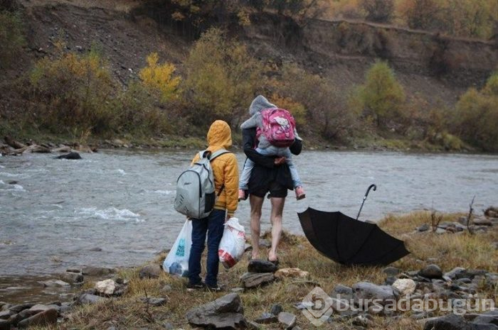 2 çocuğunu her gün sırtında taşıyıp okul servisine ulaştırıyor!