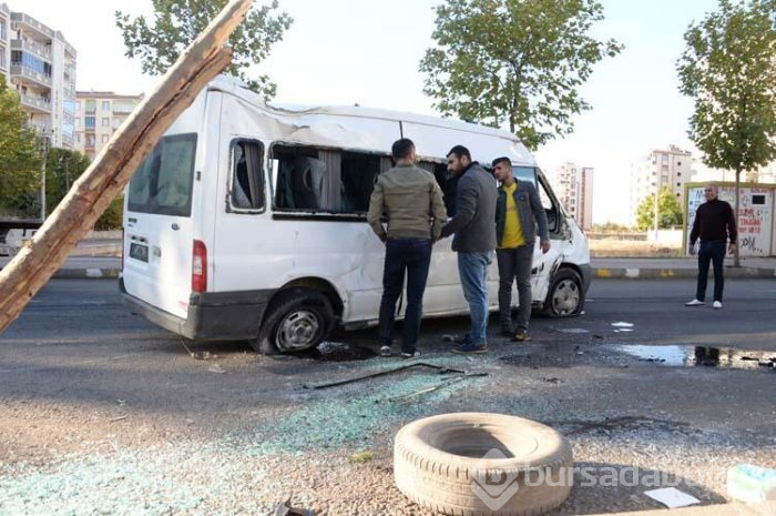 Servis minibüsü kaza yaptı!