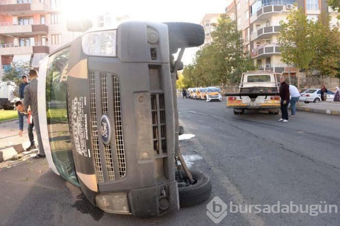 Servis minibüsü kaza yaptı!