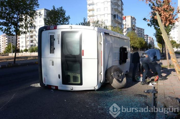 Servis minibüsü kaza yaptı!