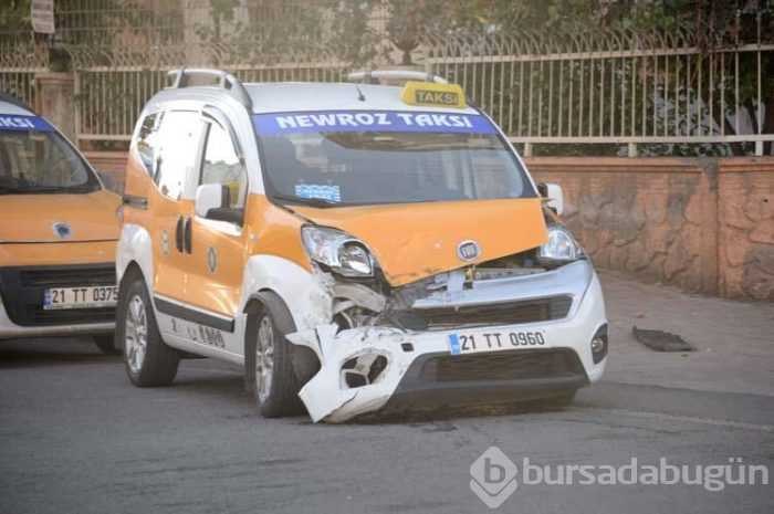 Servis minibüsü kaza yaptı!