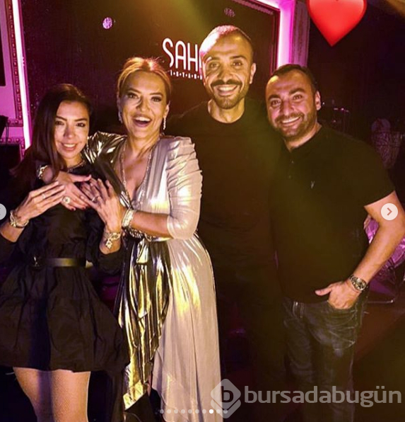 Seda Sayan ve Aleyna Tilki karşılıklı göbek attı