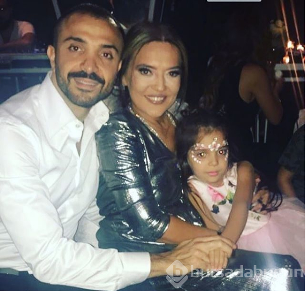 Seda Sayan ve Aleyna Tilki karşılıklı göbek attı