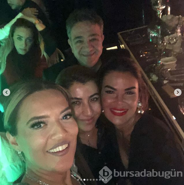 Seda Sayan ve Aleyna Tilki karşılıklı göbek attı