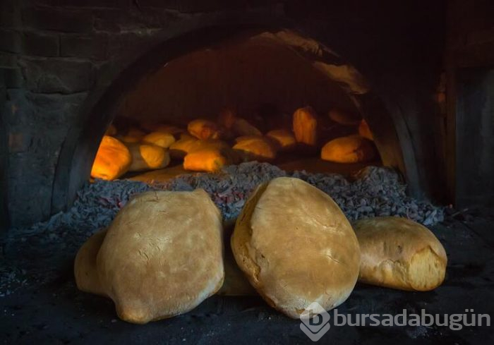 Bursa'da ekmeği 126 yıl önceki usullere göre yapıyor
