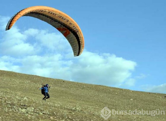 Yıldızlı Dağ yamaç paraşütleriyle buluştu