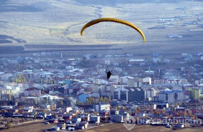 Yıldızlı Dağ yamaç paraşütleriyle buluştu